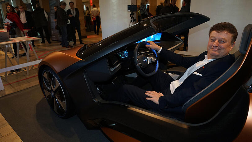 Museumschef Wolfgang Heckl testet in der Ausstellung &bdquo;The Smart Revolution&ldquo; ein innovatives Auto.