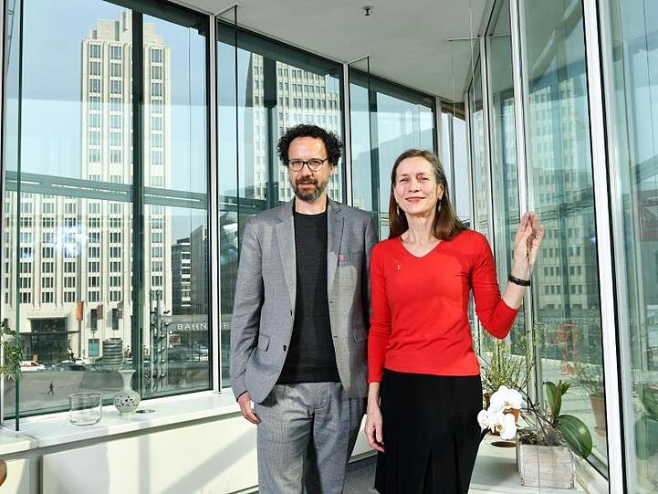 Das künftige Leitungs-Duo: Carlo Chatrian, künstlerischer Direktor, und Mariette Rissenbeek, Geschäftsführerin, bei einem Pressetermin im Berlinale-Büro am Potsdamer Platz.