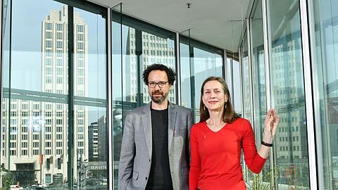 Das künftige Leitungs-Duo: Carlo Chatrian, künstlerischer Direktor, und Mariette Rissenbeek, Geschäftsführerin, bei einem Pressetermin im Berlinale-Büro am Potsdamer Platz.