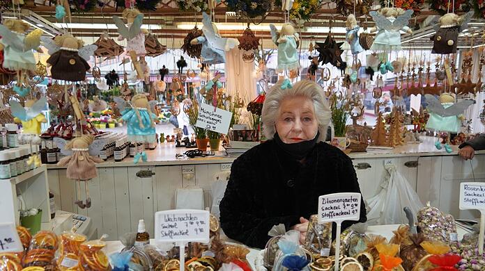 Elke Fett (76), die Sprecherin der Marktleute am Viktualienmarkt, an ihrem Duftschmankerl-Stand in der "Abteilung II." Fürs AZ-Foto hat sie die Maske abgenommen.