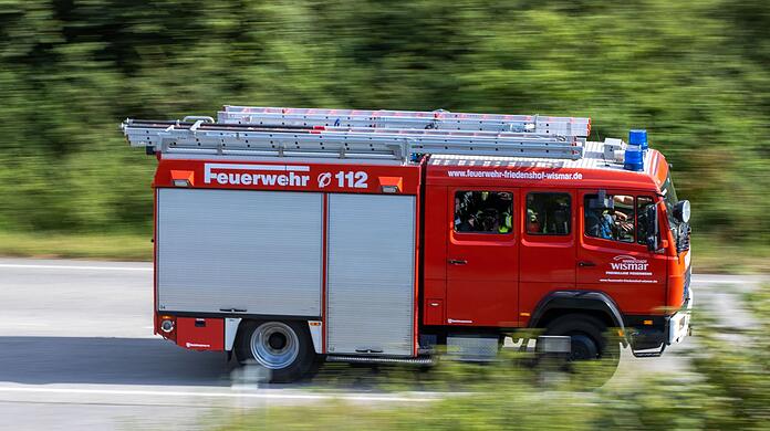 Ein Löschfahrzeug der Feuerwehr fährt zu einem Einsatz.