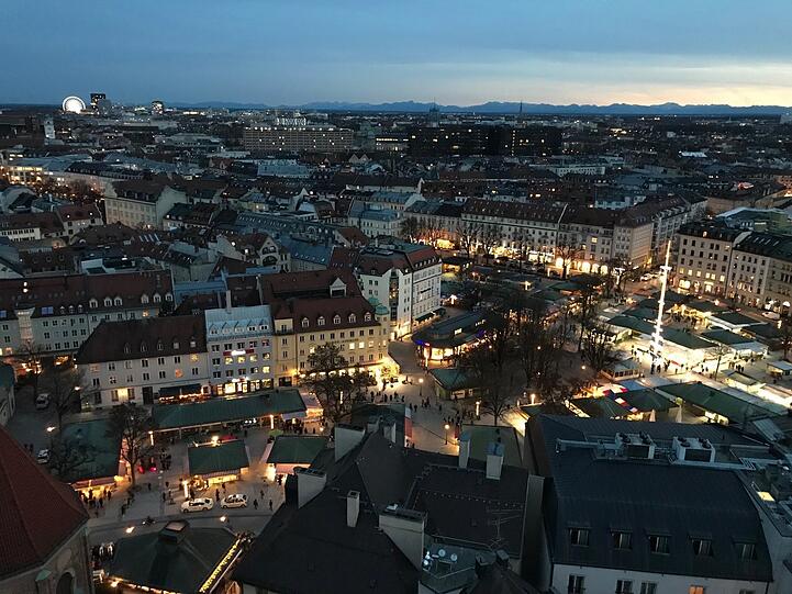 Wie München funkelt in der Dämmerung! So schaut es gegen Abend in Richtung Süden aus, vorn der Viktualienmarkt, hinten die Alpen.