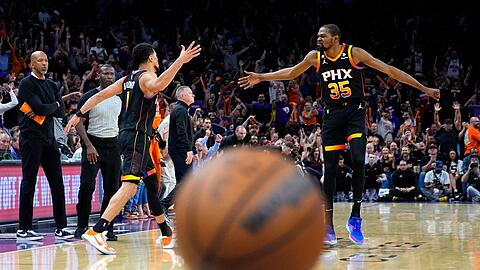 Erfolgs-Duo der Phoenix Suns: Devin Booker und Kevin Durant (r).