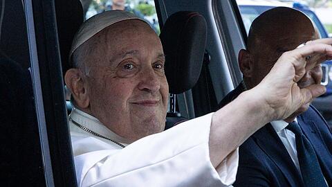 Papst Franziskus beim Verlassen des Krankenhauses in Rom.