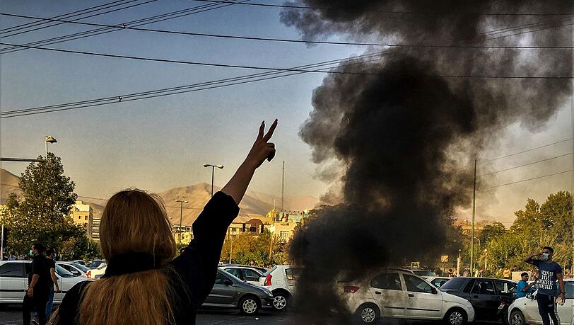 Der Iran will in der Hauptstadt Teheran 80 000 neue Sittenwächter einsetzen, um die Kopftuchpflicht für Frauen konsequenter durchzusetzen. (Archivbild)