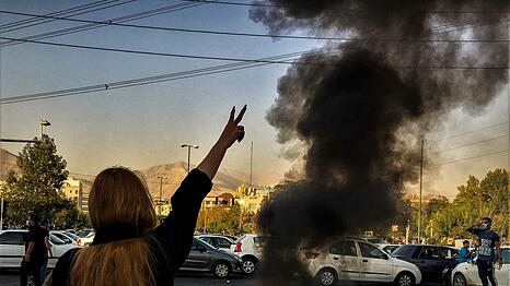 Der Iran will in der Hauptstadt Teheran 80 000 neue Sittenwächter einsetzen, um die Kopftuchpflicht für Frauen konsequenter durchzusetzen. (Archivbild)