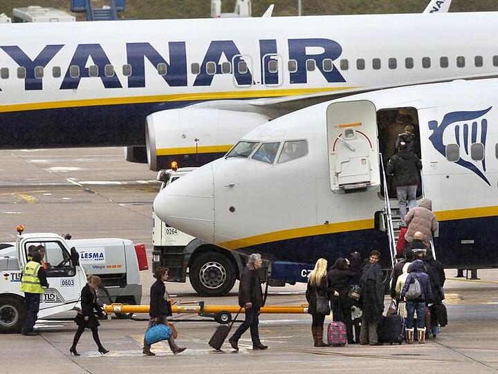 Der Billigflieger Ryanair reagierte prompt auf die neue Ticketsteuer: Mehr als die Hälfte der Flüge gibt es ab dem Sommerfahrplan nicht mehr.