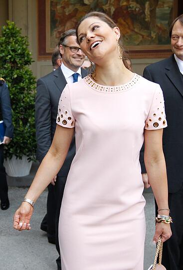 Victoria ist zum ersten Mal Mutter geworden. Die 34-Jährige brachte am frühen Donnerstagmorgen (23.02.12) eine Tochter zur Welt - wurde die Mini-Prinzessin etwa in München gezeugt? Fest steht vor neun Monaten waren Victoria und Gatte Daniel zu Besuch in der Weltstadt mit Herz - hier die Bilder...