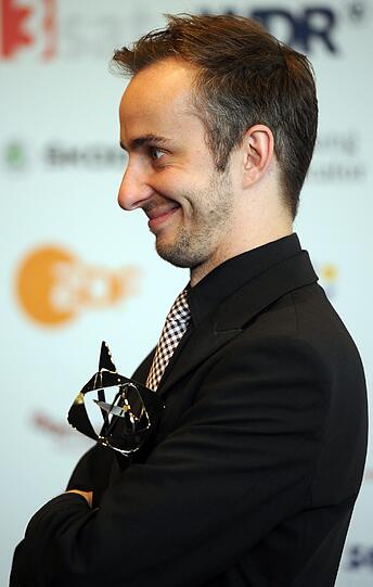 Moderator Jan Böhmermann posiert vor der Verleihung mit dem Preis in der Kategorie "Unterhaltung".