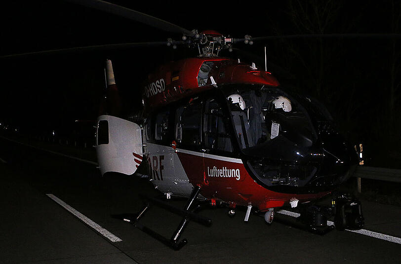 Der schwerverletzte Fahrer der Kleinstransporters wurde mit einem Hubschrauber in eine Spezialklinik gebracht.