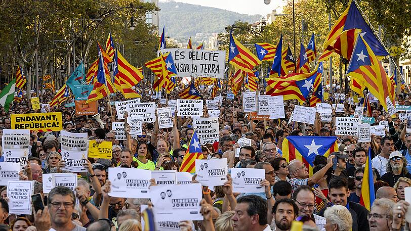 Demonstranten protestieren in Barcelona gegen die Inhaftierung von zwei führenden Aktivisten der separatistischen Bewegung.