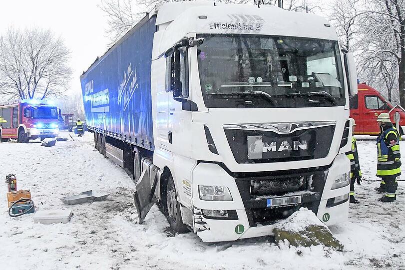 A99: Weil mehrere hundert Liter Kraftstoff aus dem Tank des Lkw liefen, muss das Erdreich ausgebaggert werden.