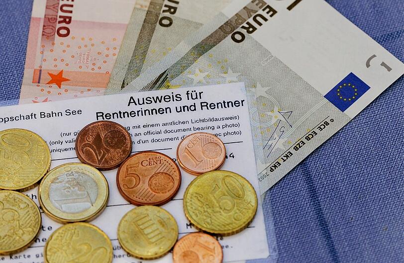 Die Rentenversicherung will die alten Ausweise ersetzen.