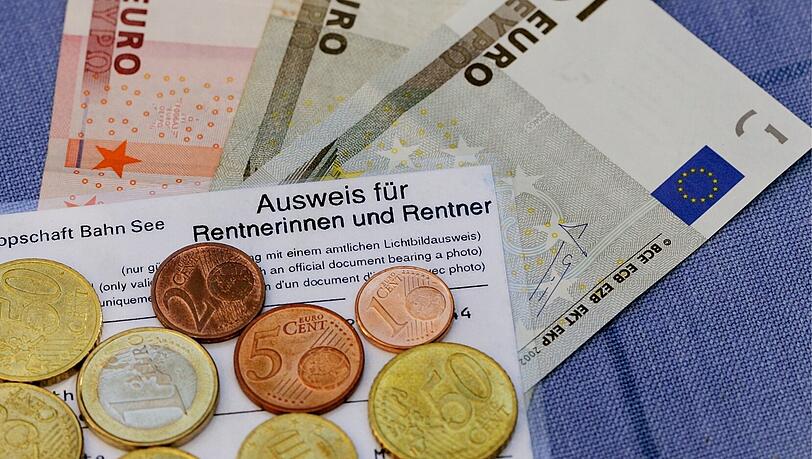Die Rentenversicherung will die alten Ausweise ersetzen. Die Rentenversicherung will die alten Ausweise ersetzen.