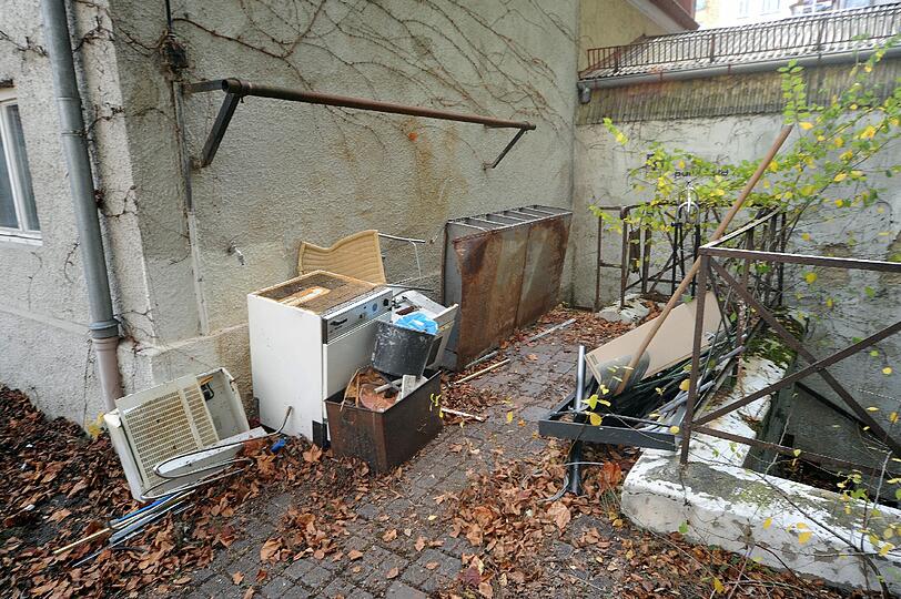 Nachdem die angekündigten Sanierungen über ein Jahr lang nicht begonnen haben, tut sich jetzt scheinbar etwas: Im Hinterhof steht plötzlich Sperrmüll.