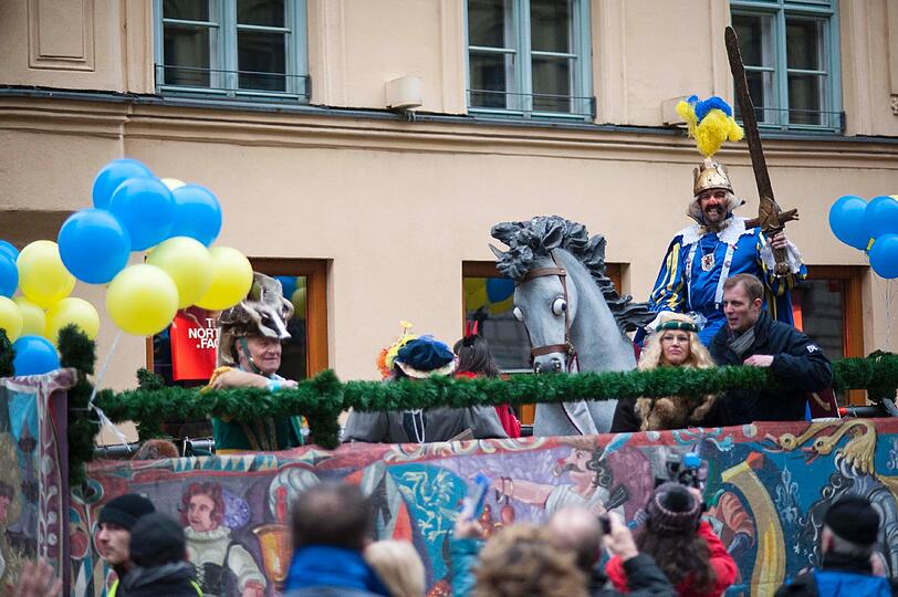 Die Damischen Ritter in Aktion: Impressionen vom Faschingszug durch die Altstadt am Sonntag.