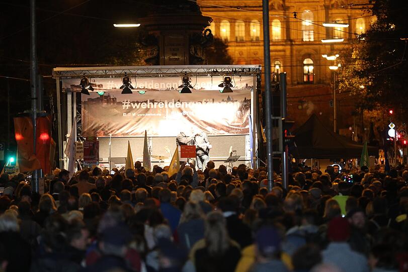2.500 Personen sind laut Polizei zum Maximilianeum gekommen.