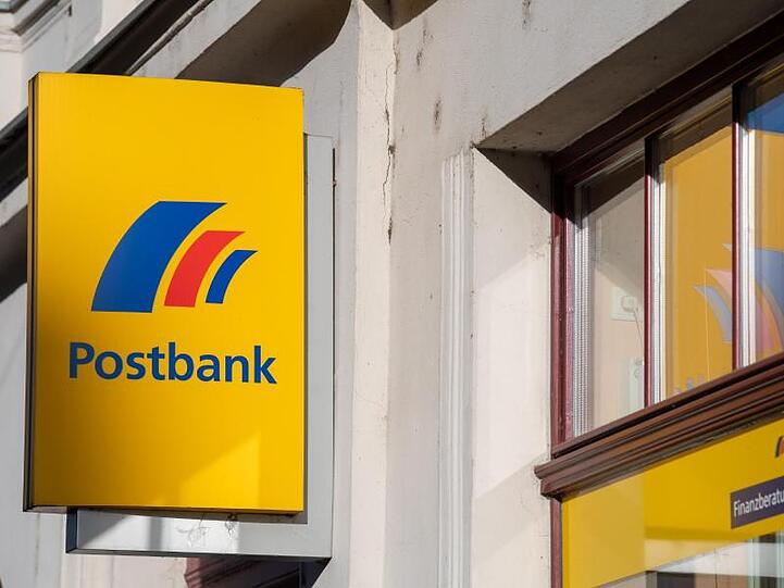 Ein Schild mit dem Logo der Postbank. Foto: Monika Skolimowska/zb/dpa