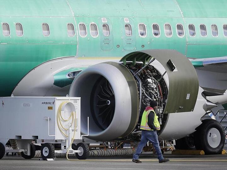 Triebwerk einer Boeing 737 Max 8 entlang, das im Fertigungswerk in Renton.