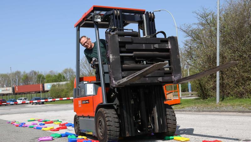 Ein Zollbeamter fährt in Bremerhaven mit einem Gabelstapler über gefälschte Legosteine, die vom Zoll beschlagnahmt worden sind, und zerstört sie. Ein Zollbeamter fährt in Bremerhaven mit einem Gabelstapler über gefälschte Legosteine, die vom Zoll beschlagnahmt worden sind, und zerstört sie.