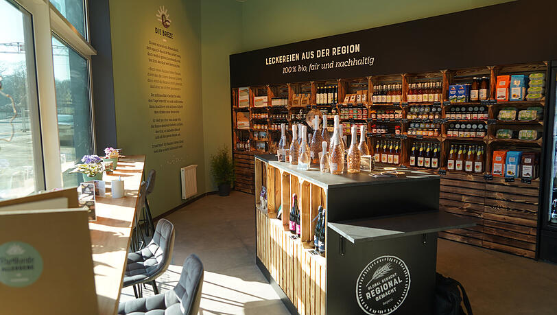 Alle Zutaten und Produkte in den Regalen kommen aus der Region.