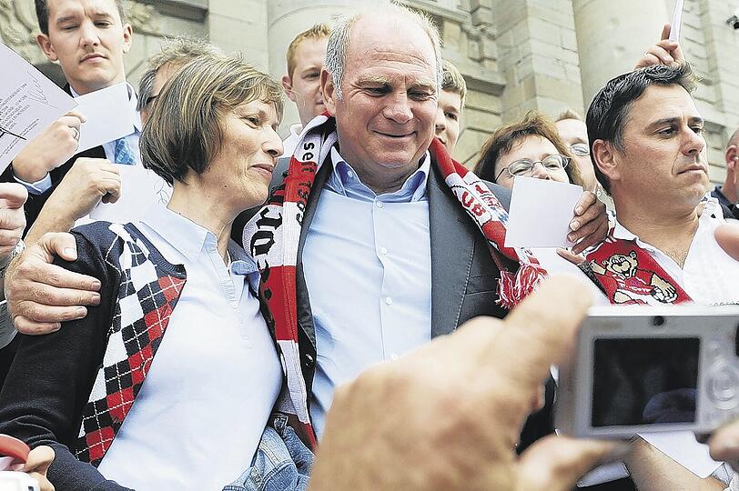 Noch eine Stunde nachdem Team, Trainer und Betreuer des FC Bayern die Staatskanzlei verlassen hatten, war Manager Uli Hoeneß für die Fans da.
