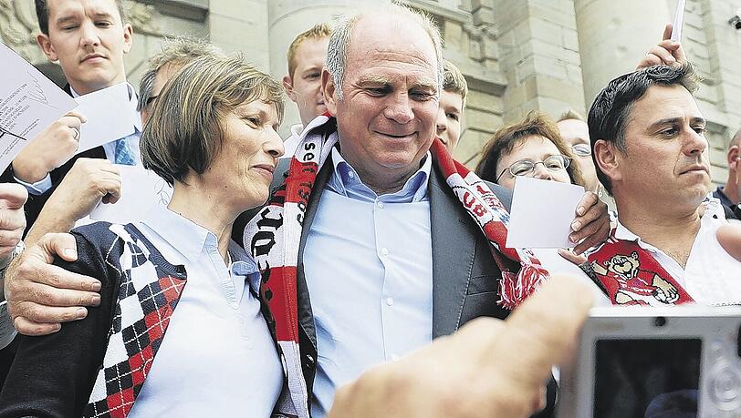 Noch eine Stunde nachdem Team, Trainer und Betreuer des FC Bayern die Staatskanzlei verlassen hatten, war Manager Uli Hoeneß für die Fans da. Noch eine Stunde nachdem Team, Trainer und Betreuer des FC Bayern die Staatskanzlei verlassen hatten, war Manager Uli Hoeneß für die Fans da.