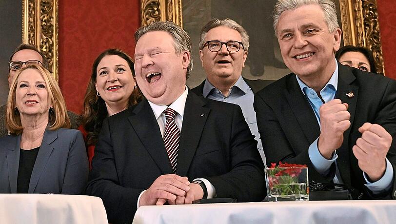 dpatopbilder - 27.04.2025, Österreich, Wien: Dritte Präsidentin des Nationalrates, Doris Bures (l-r), Wahlkampfmanagerin Barbara Novak, Michael Ludwig, Stadtrat Peter Hacker und Klubchef Josef Taucher (alle SPÖ), anlässlich der Wien-Wahl. Foto: Helmut Fohringer/APA/dpa +++ dpa-Bildfunk +++