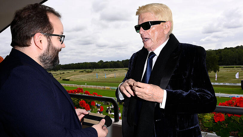 Stephan Richter (li.) von "Juwel 1" und Heino bei der Übergabe des prächtigen Schmuckstücks. Stephan Richter (li.) von "Juwel 1" und Heino bei der Übergabe des prächtigen Schmuckstücks.