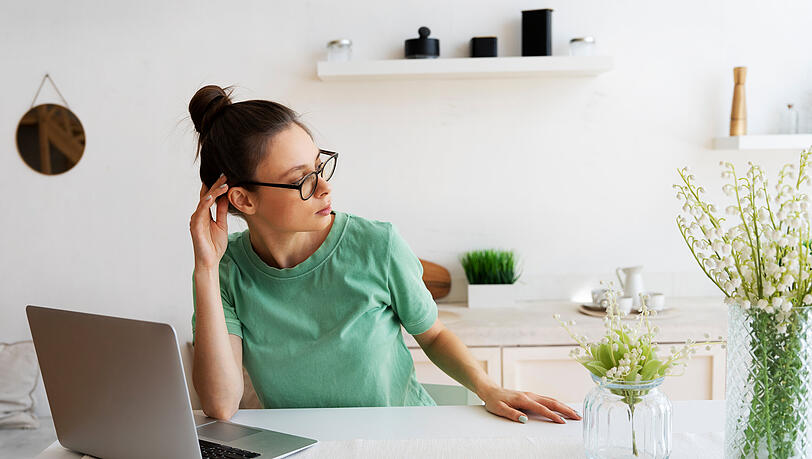 Ein Heimarbeitsplatz führt nicht selten zu Beschwerden. Ein Heimarbeitsplatz führt nicht selten zu Beschwerden.