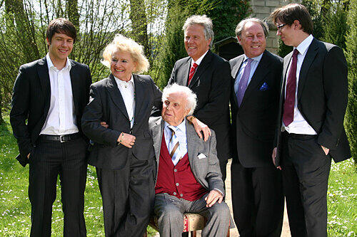 Familientreffen: Gründer Rudolf Wöhrl (&dagger;) mit Ehefrau Mizzi, seinen Söhnen Gerhard (2. v. rechts) und Hans Rudolf (3. v. rechts) sowie den Enkeln Olivier (rechts, Sohn von Gerhard) und Christian Greiner (links, Sohn von Hans Rudolf).