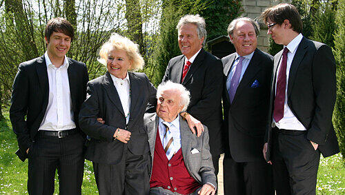 Familientreffen: Gründer Rudolf Wöhrl (†) mit Ehefrau Mizzi, seinen Söhnen Gerhard (2. v. rechts) und Hans Rudolf (3. v. rechts) sowie den Enkeln Olivier (rechts, Sohn von Gerhard) und Christian Greiner (links, Sohn von Hans Rudolf). Familientreffen: Gründer Rudolf Wöhrl (†) mit Ehefrau Mizzi, seinen Söhnen Gerhard (2. v. rechts) und Hans Rudolf (3. v. rechts) sowie den Enkeln Olivier (rechts, Sohn von Gerhard) und Christian Greiner (links, Sohn von Hans Rudolf).