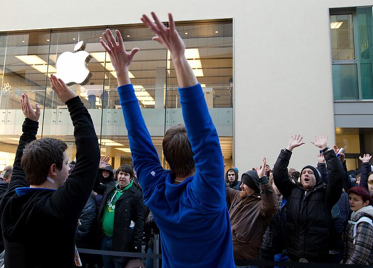 Rund 400 Menschen drängten am Morgen auf den Münchner Apple-Store, um ein neues iPad zu ergattern.