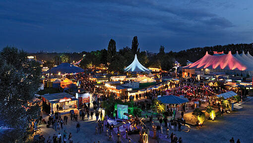 Bald gibt's das wieder am Olympiapark: Das hell erleuchtete Tollwood-Gelände in der Nacht. Bald gibt's das wieder am Olympiapark: Das hell erleuchtete Tollwood-Gelände in der Nacht.