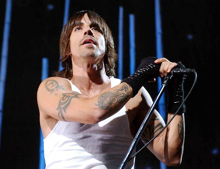 Sänger Anthony Kiedis von der kalifornischen Band Red Hot Chili Peppers bekundet bei dem Auftritt im Moskauer Luschniki-Stadion Solidarität mit den Pussy Riots und hat der band einen Brief geschrieben. "Nadya, Katya and Masha, we love you and we support you. We are here to help you" - soll Kiedis darin geschrieben haben.