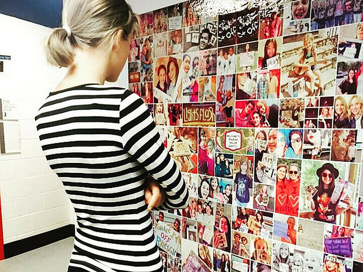 Überwältigt - Taylor Swift bestaunt die Collage aus Fan-Bildern, die die Konzerthalle für sie angefertigt hat