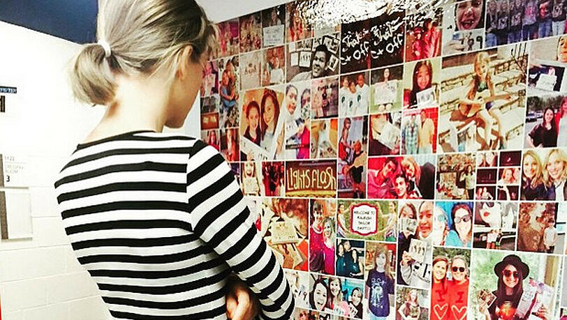 Überwältigt - Taylor Swift bestaunt die Collage aus Fan-Bildern, die die Konzerthalle für sie angefertigt hat Überwältigt - Taylor Swift bestaunt die Collage aus Fan-Bildern, die die Konzerthalle für sie angefertigt hat