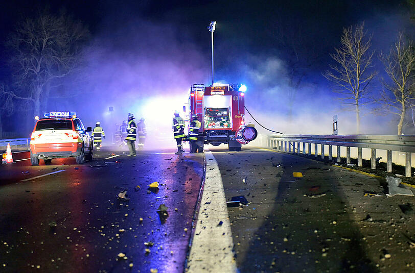 Hier geht ein Porsche in Flammen auf - die Bilder von der Unfallstelle.