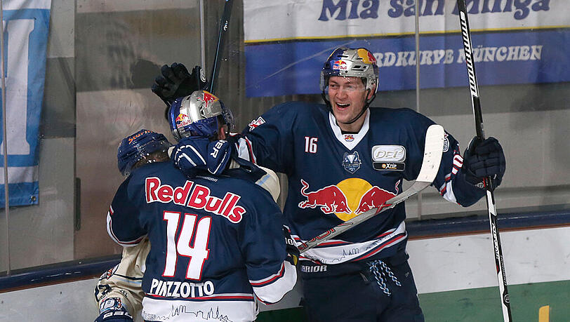 EHC-Verteidiger Konrad Abeltshauser (r.) feiert seinen Treffer zum 1:0 gegen Straubing. EHC-Verteidiger Konrad Abeltshauser (r.) feiert seinen Treffer zum 1:0 gegen Straubing.