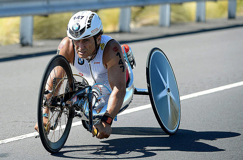 Alessandro Zanardi (Handbike): Der Italiener verlor als Formel-1-Pilot bei einem Horror-Unfall am 5. September 2001 auf dem Lausitzring beide Beine. Nach 15 Notoperationen und sechs Wochen nach dem Unfall verließ er die Klinik - mit einem strahlenden Lächeln: Das war und ist sein Markenzeichen. Er stieg ins Handbike und holte bei den Paralympics 2012 in London zweimal Gold und einmal Silber.