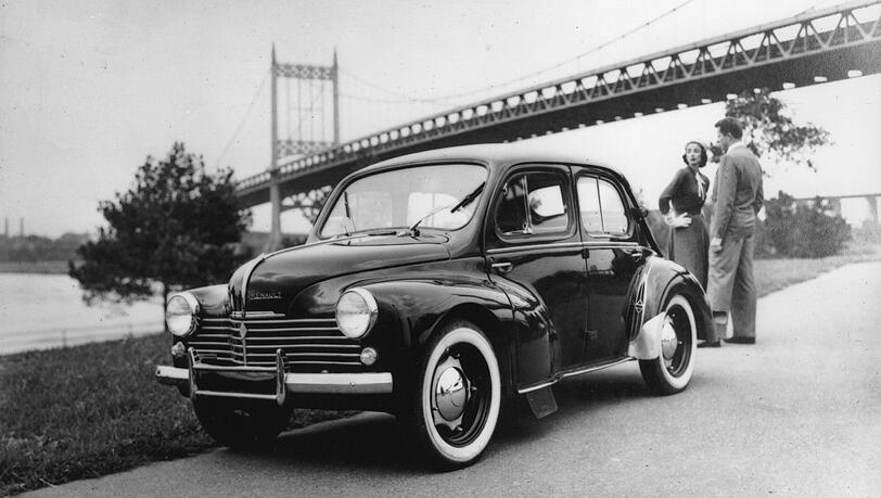 Was der Käfer in Deutschland war, verkörpert der 4CV in Frankreich: Er machte nach dem Zweiten Weltkrieg die Massen mobil, wurde zum ersten Millionenseller der Marke. Im Oktober 1946 wurde die kleine Heckmotor-Limousine mit dem sparsamen 17-PS-Motor auf dem Pariser Automobilsalon vorgestellt. Sie bot vier Erwachsenen erstaunlich viel Platz, hatte einen ordentlichen Kofferraum und serienmäßig vier Türen - ein echtes Plus gegenüber dem Käfer. Erst nach exakt 1.105.543 Exemplaren wurde 1961 die Produktion eingestellt. Was der Käfer in Deutschland war, verkörpert der 4CV in Frankreich: Er machte nach dem Zweiten Weltkrieg die Massen mobil, wurde zum ersten Millionenseller der Marke. Im Oktober 1946 wurde die kleine Heckmotor-Limousine mit dem sparsamen 17-PS-Motor auf dem Pariser Automobilsalon vorgestellt. Sie bot vier Erwachsenen erstaunlich viel Platz, hatte einen ordentlichen Kofferraum und serienmäßig vier Türen - ein echtes Plus gegenüber dem Käfer. Erst nach exakt 1.105.543 Exemplaren wurde 1961 die Produktion eingestellt.