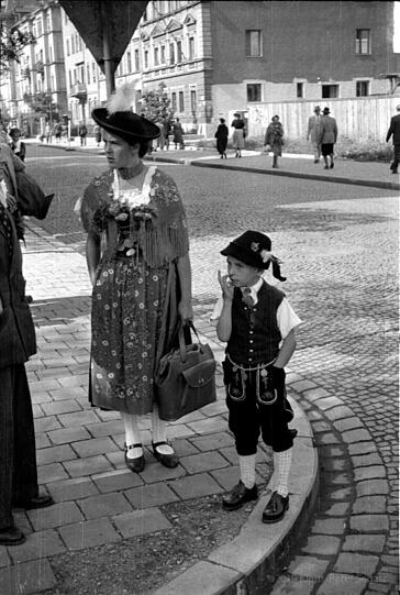 Ganz schön fesch: Mama und (popelnder) Sohn auf dem Weg zum Trachtenumzug.