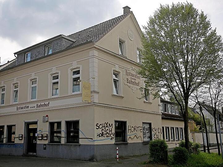 Das "Hotel zum Bahnhof" in Köln wurde beschmiert.
