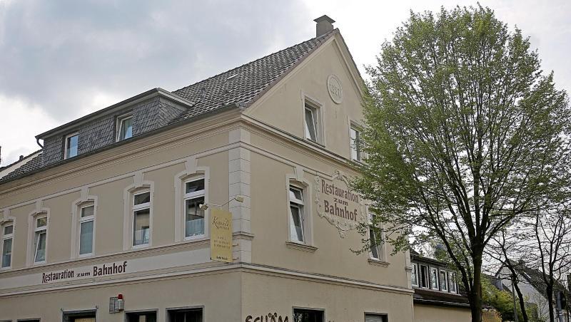 Das "Hotel zum Bahnhof" in Köln wurde beschmiert. Das "Hotel zum Bahnhof" in Köln wurde beschmiert.