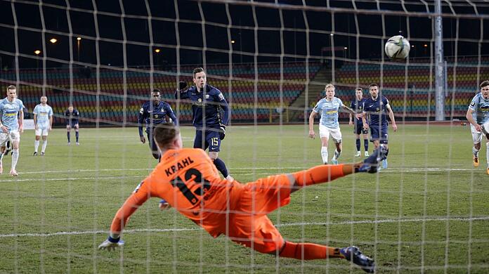 Torwart verladen und ins Schwarze getroffen: Marcel Bär (M.) erzielt im Auswärtsspiel bei Viktoria Berlin sein 14. Saisontor.