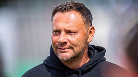 Berlins Trainer Pal Dardai wurde bei der Mitgliederversammlung von Hertha BSC begeistert von den Fans empfangen.