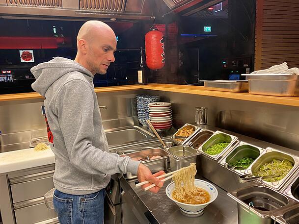 Erst die Suppe, dann die Nudeln. Die platziert Kreidel so in der Schüssel, dass man sie gut mit Stäbchen essen kann. Erst die Suppe, dann die Nudeln. Die platziert Kreidel so in der Schüssel, dass man sie gut mit Stäbchen essen kann.