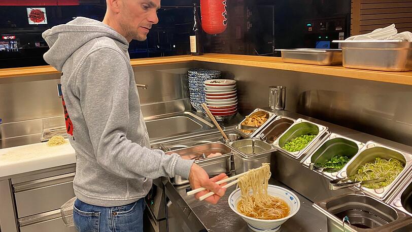 Erst die Suppe, dann die Nudeln. Die platziert Kreidel so in der Schüssel, dass man sie gut mit Stäbchen essen kann. Erst die Suppe, dann die Nudeln. Die platziert Kreidel so in der Schüssel, dass man sie gut mit Stäbchen essen kann.