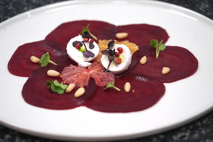 Erster Gang: Rote-Beete-Carpaccio-Rote Beete, Grapefruit, Orange, Pinienkerne, Burrata.
