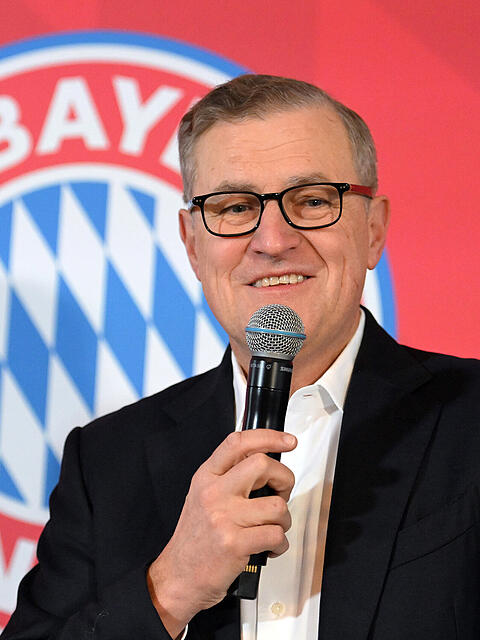 Jan-Christian Dreesen bei der Pressekonferenz zum Erwerb des Sportparks Unterhaching.